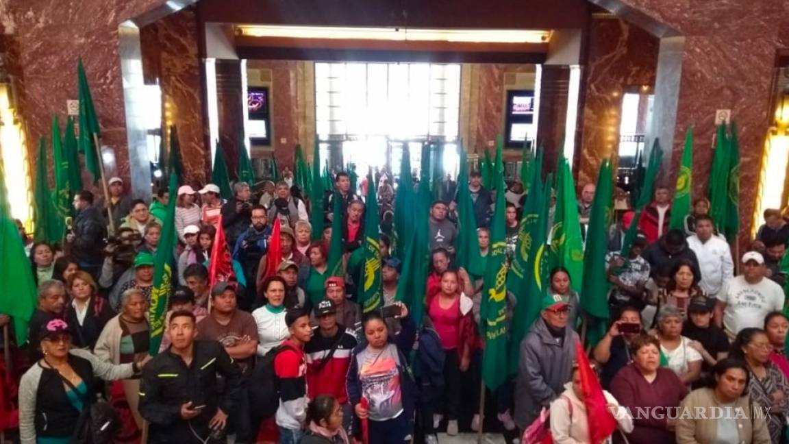 Zapatistas invaden Bellas Artes para protestar por cuadro del caudillo en tacones