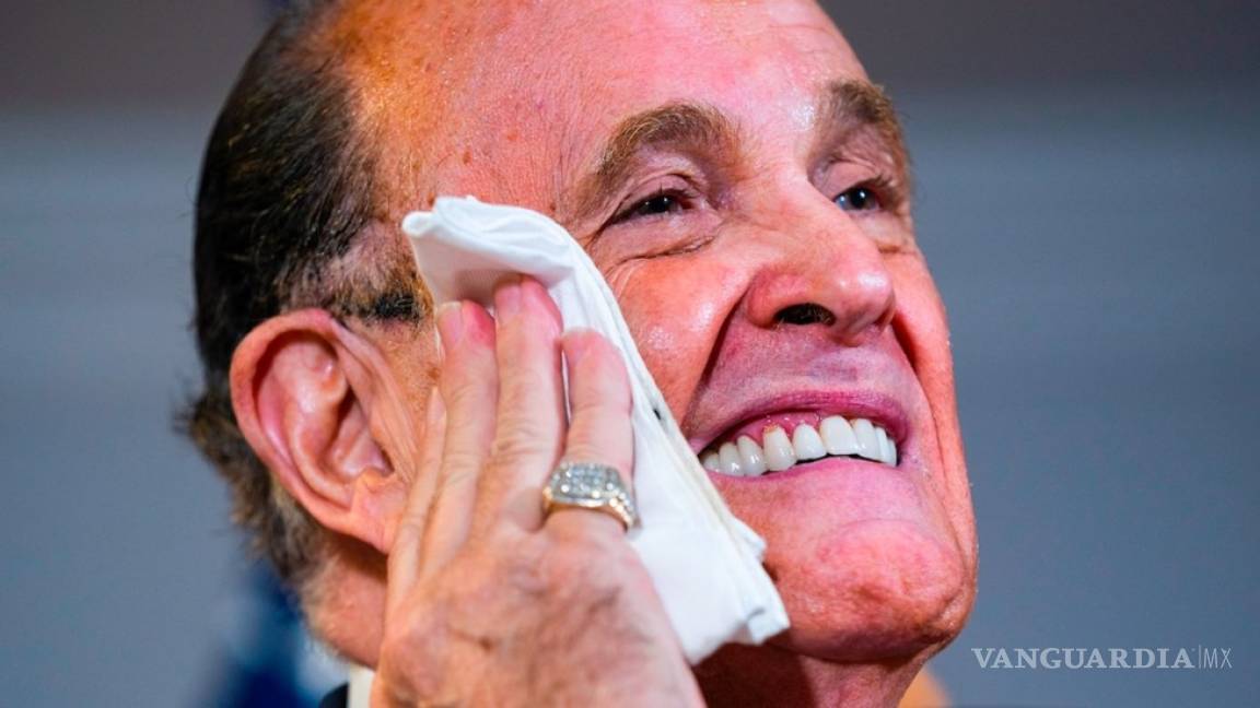 Rudolph Giuliani, abogado de Trump es hospitalizado por COVID-19