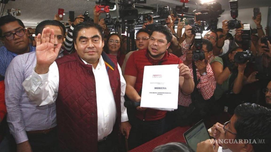 Barbosa se registra como candidato a la gubernatura de Puebla