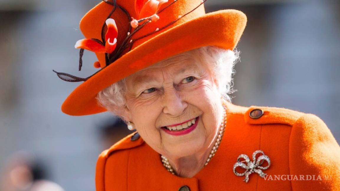 Isabel II celebra sus 69 años en el Trono británico confinada en Windsor