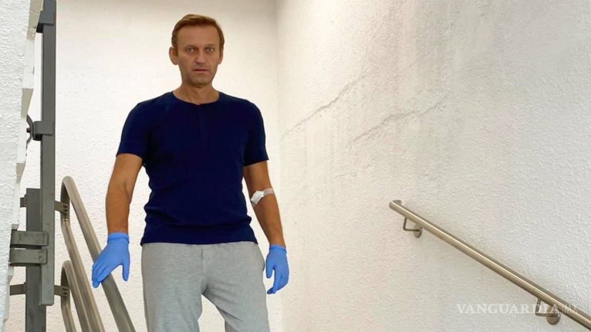 Navalni comparte imagen bajando escaleras en el hospital