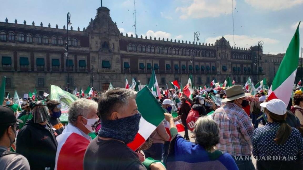 Marcha de FRENAAA llega al Zócalo con registro de asistentes ante notario