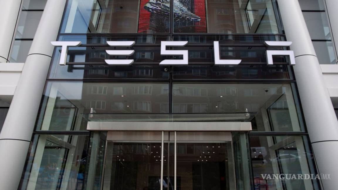 Caen acciones de Tesla tras su histórico ingreso en el S&amp;P 500