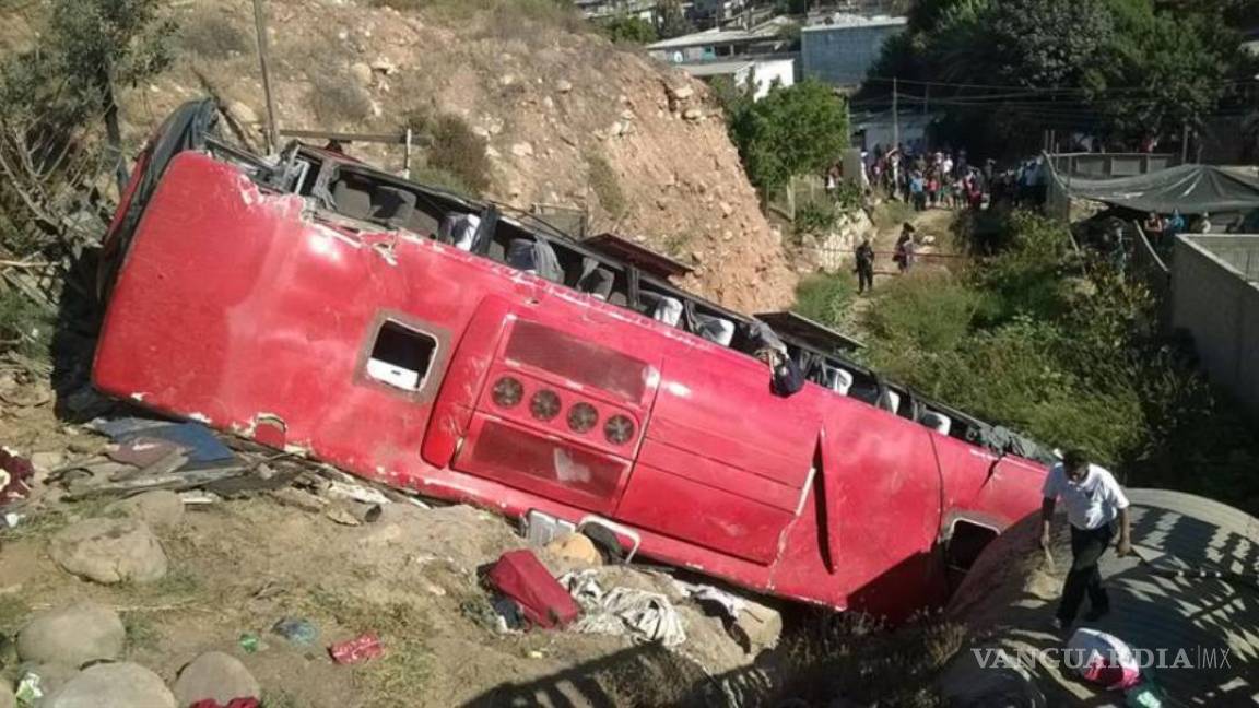 Cuatro muertos y 38 heridos al desabarrancarse un autobús en Tijuana