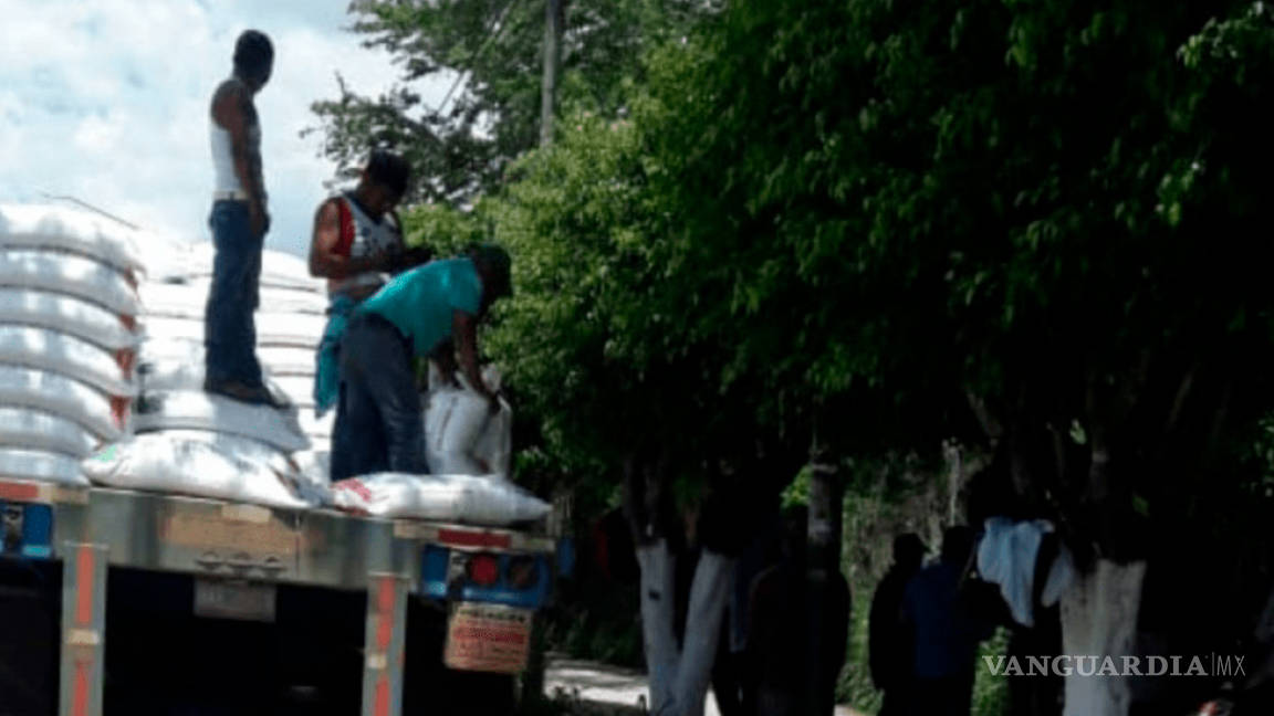 Campesinos se cansan de esperar a gobierno y saquean tres camiones con fertilizante en Guerrero