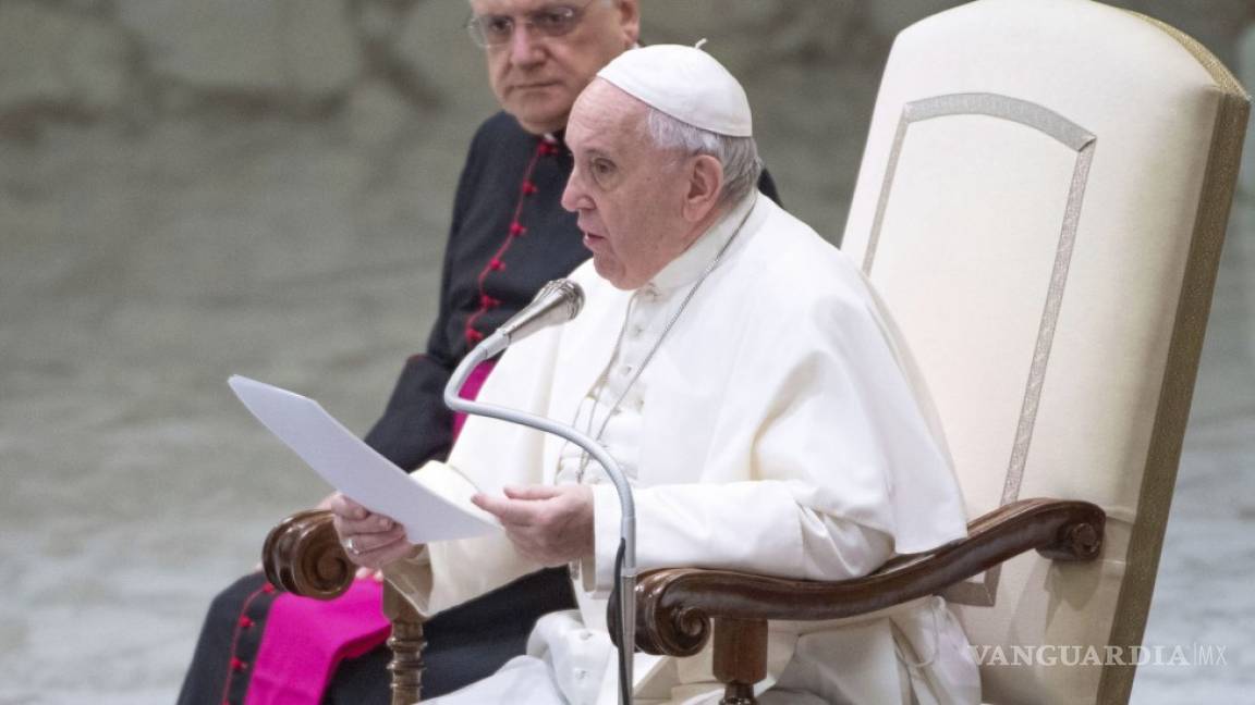 Papa Francisco rechaza posibilidad de ordenar sacerdotes a hombres casados