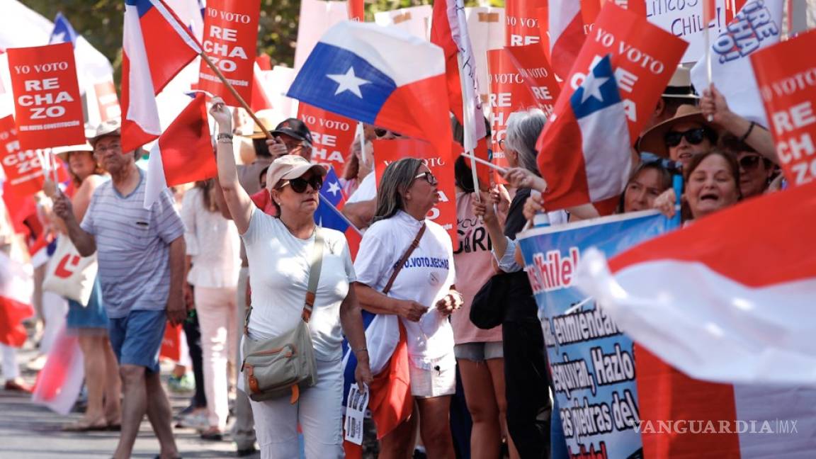 Miles de personas marchan en Chile por rechazo a nueva Constitución