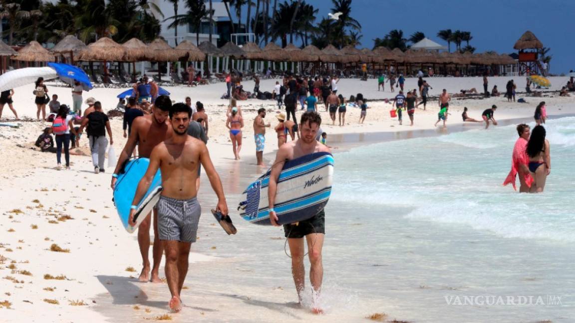 500 estudiantes poblanos viajan a Cancún para celebrar y desatan brote de COVID-19