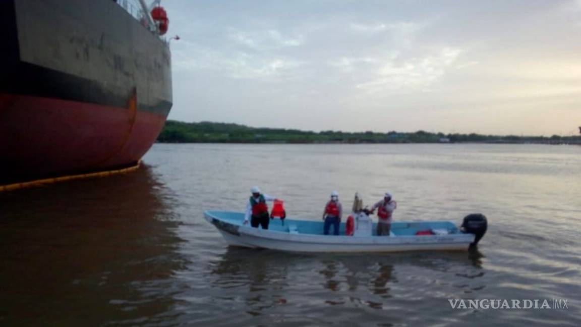 Desaparecen dos trabajadores de Pemex tras hundimiento de embarcación en Veracruz