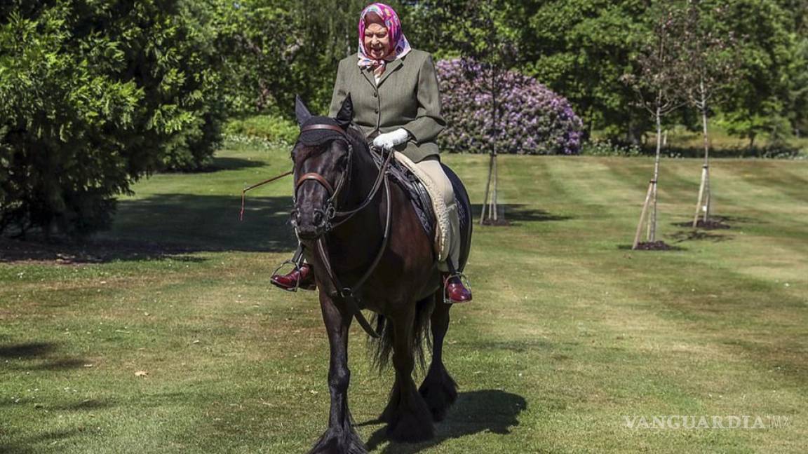 Reina Isabel II monta a caballo en su primera salida desde el confinamiento