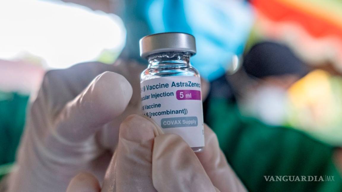 Reino Unido identifica 30 casos de coágulos relacionados a vacuna de AstraZeneca