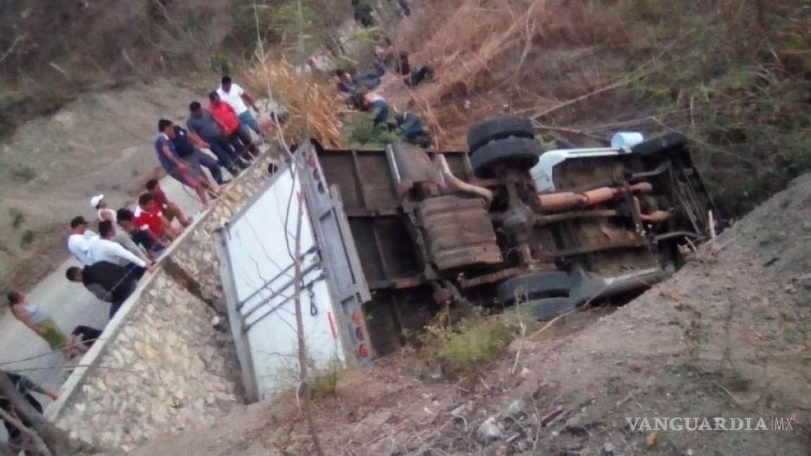 Mueren 25 migrantes en volcadura de camión en Chiapas