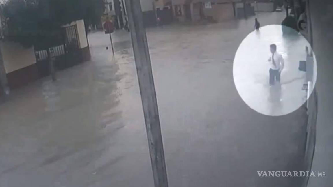 Estudiante muere electrocutado por tocar un poste de luz cuando llovía (video)