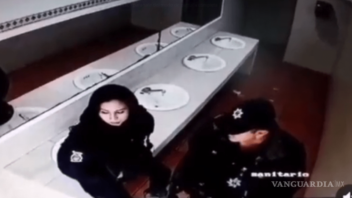 Policías se ponen románticos en baño... ¡y hasta rompen el lavabo! (video)