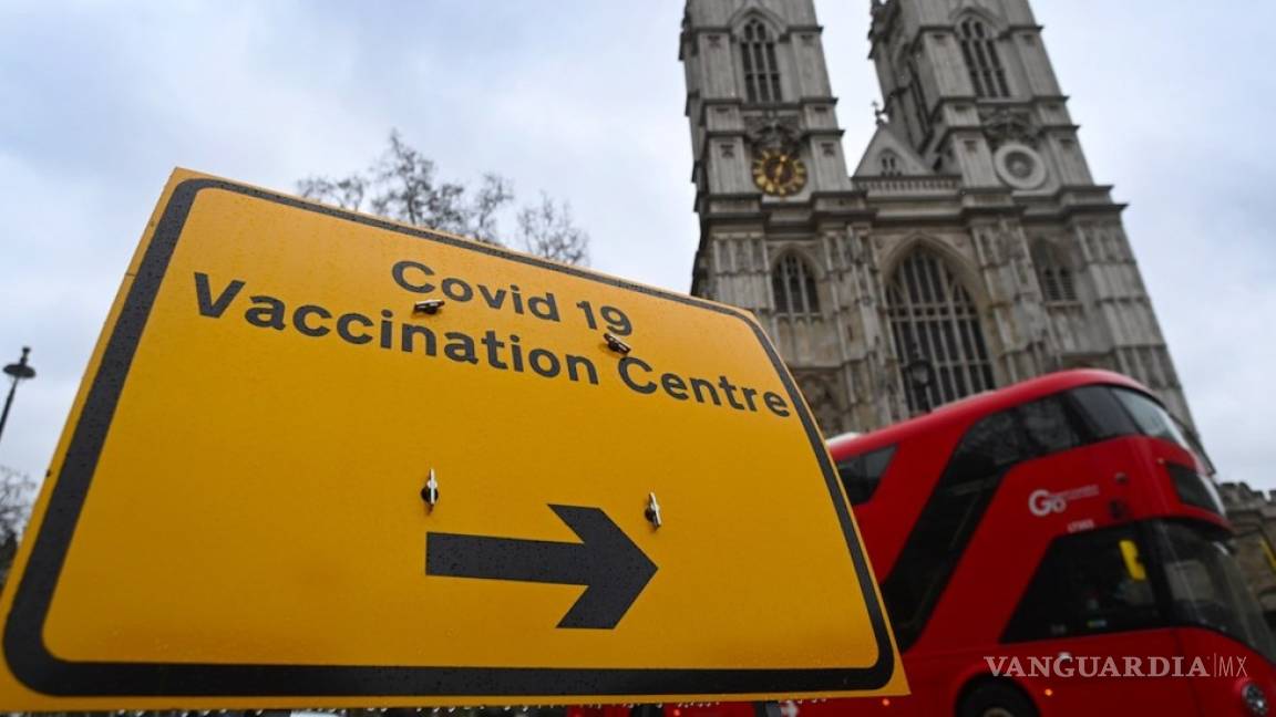 La mitad de adultos mayores en Reino Unido ya ha recibido la primera dosis de la vacuna contra COVID-19