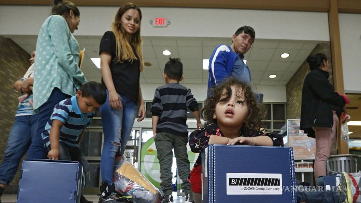 Jueza en Estados Unidos ordena liberar a menores migrantes ante COVID-19