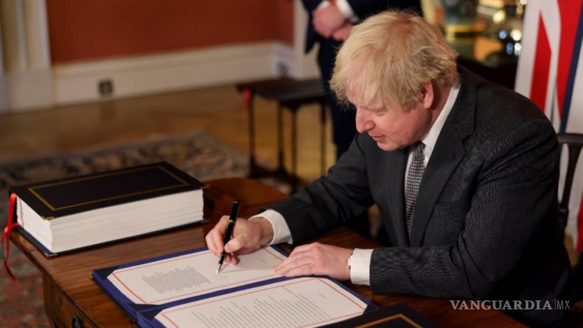 Boris Johnson firma el acuerdo del Brexit al que llegó con la Unión Europea