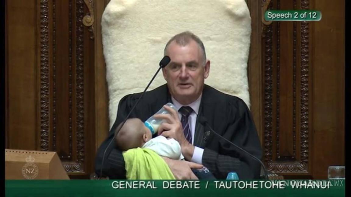 Presidente del Parlamento neozelandés da el biberón a un bebé durante la sesión parlamentaria