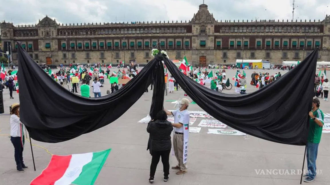 Colocan moño negro gigante en el Zócalo en protesta por muertes por COVID-19