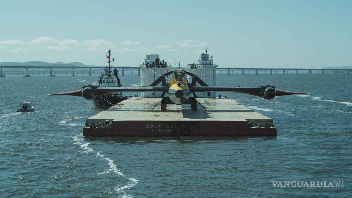 $!Planta mareomotriz flotante O2, durante su traslado desde la costa al punto donde actúa al norte de Escocia. (EFE/Daniel Galilea/Orbital Marine Power