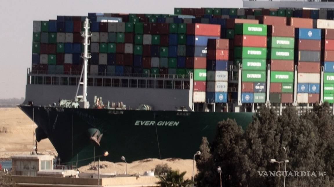 Canal de Suez recupera ritmo de navegación tras el paso de todos los buques anclados