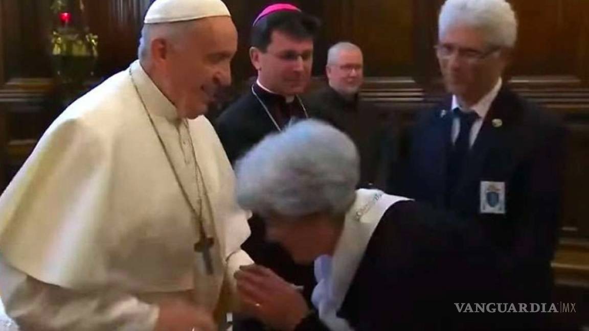 Papa Francisco no deja que le besen la mano por temor a enfermedades