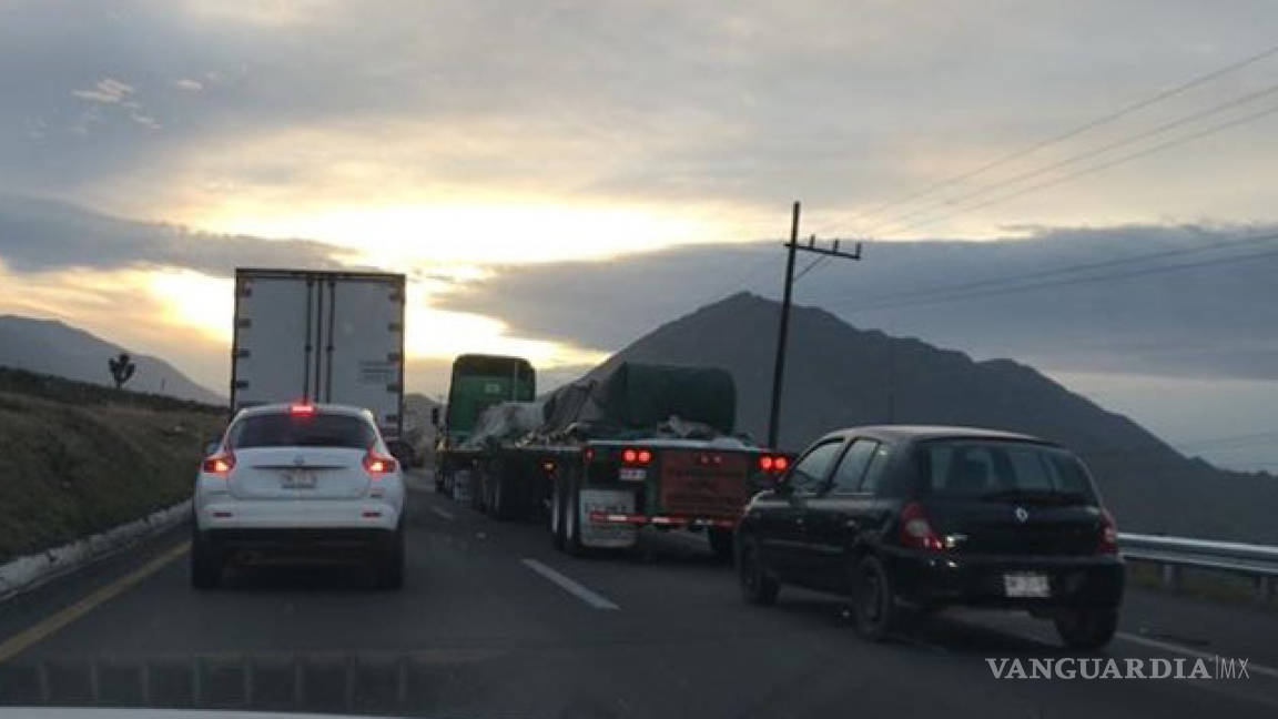 Tráfico lento en la carretera Monterrey-Saltillo por reparación