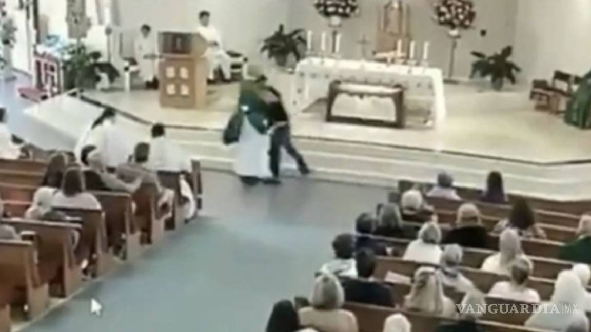 Hombre agrede a diácono en plena misa (VIDEO)
