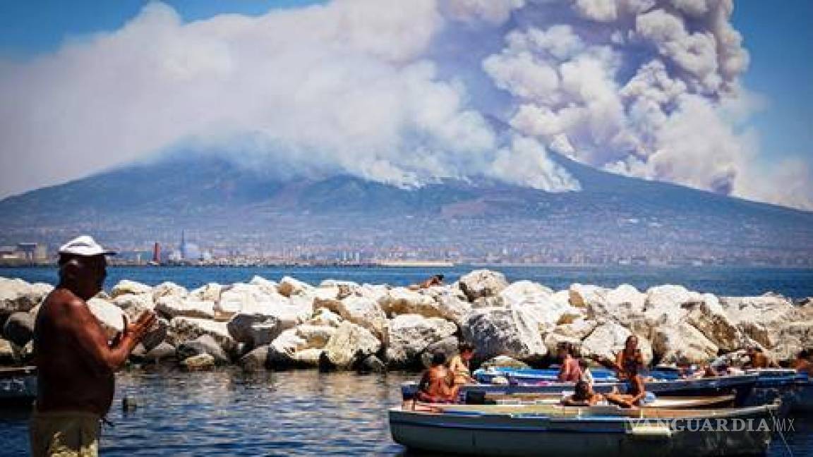 Incendio en el 'Vesubio' hace parecer erupción del volcán
