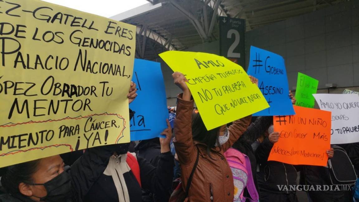 Papás de niños con cáncer presentarán demanda ante FGR contra López-Gatell