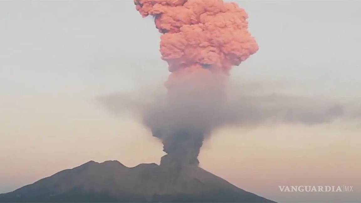 Erupción del volcán Sakurajima eleva gran fumarola (VIDEO)