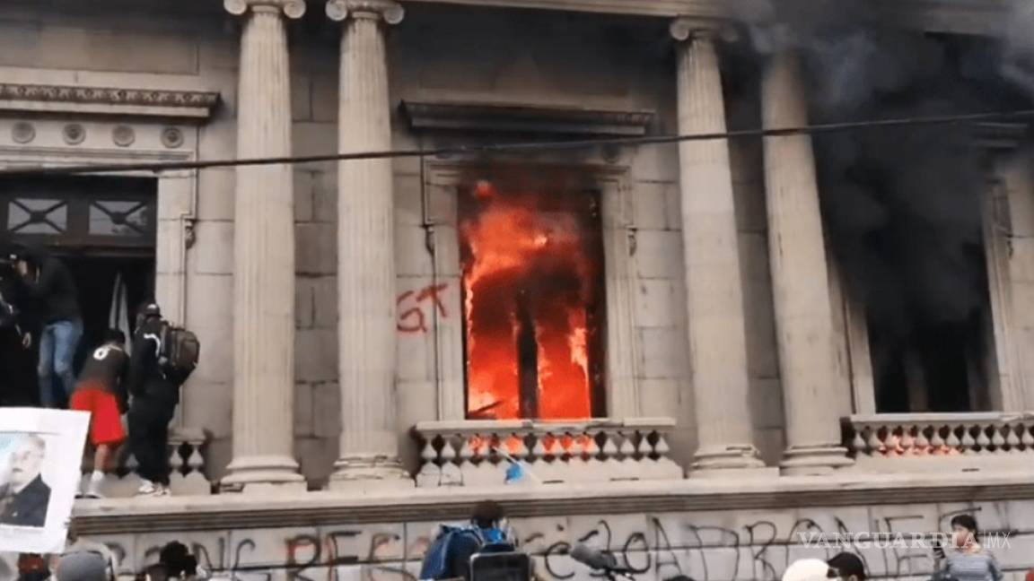 Manifestantes toman e incendian el Congreso de Guatemala