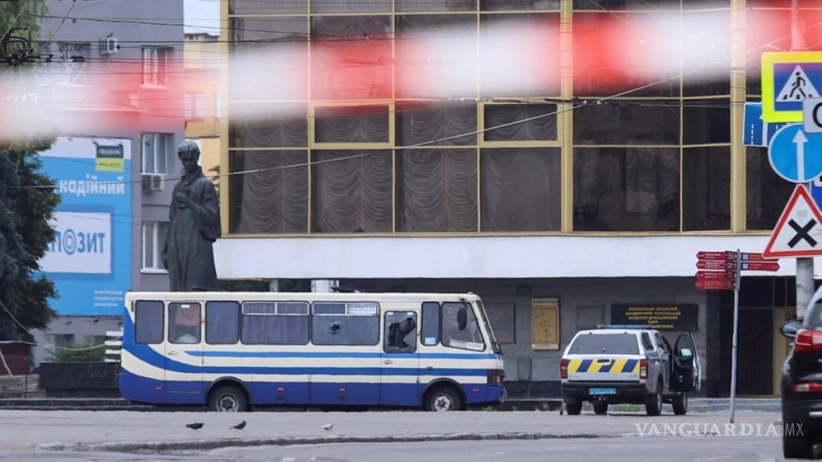 Hombre armado con explosivos secuestra autobús con 20 pasajeros en Ucrania