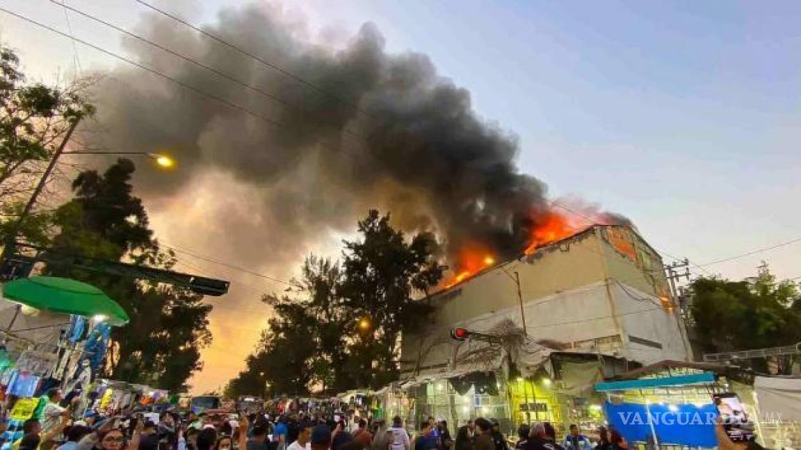 Cerca de 60 mil tenis fueron consumidos en incendio de bodega en Tepito