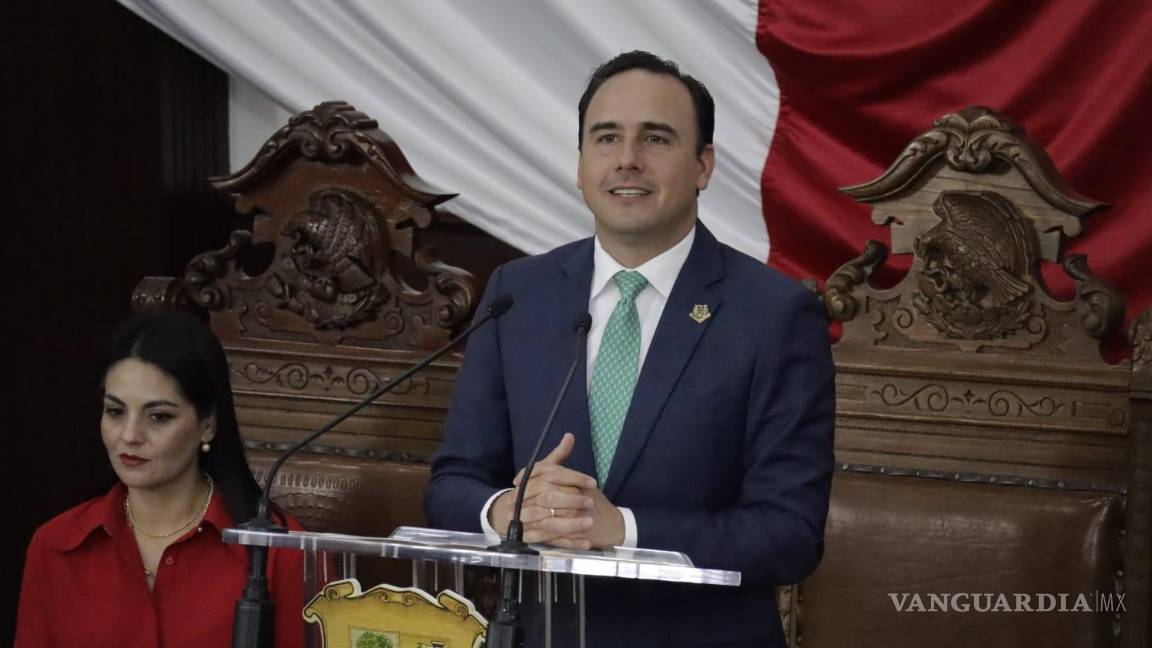 $!El gobernador Manolo Jiménez Salinas compartió anécdotas de su infancia en la UAAAN durante la ceremonia de reconocimiento.