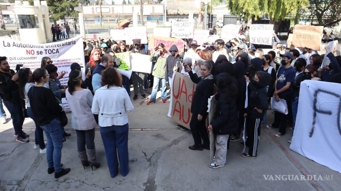 Permanecerá plantón en el V. Carranza de Saltillo; Lobos expresan su rechazo al Rector electo en la UAdeC