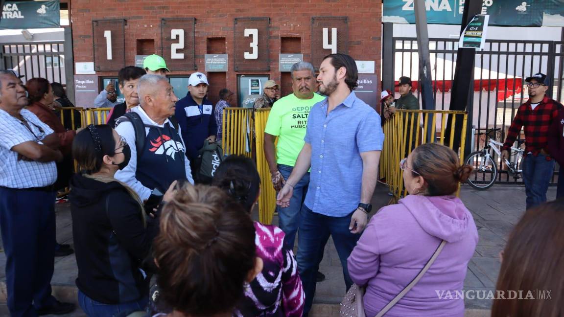 $!Trabajador de Saraperos de Saltillo dialogando con la afición sobre la situación.