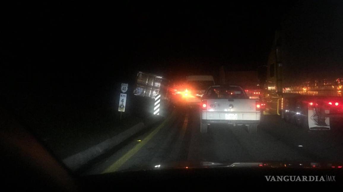 $!Reportan tráfico lento en carretera libre Monterrey-Saltillo por volcadura de tráiler
