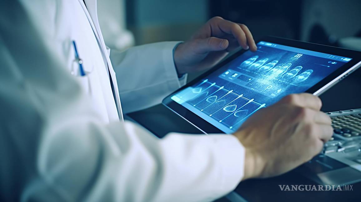 $!Un médico visualizando los registros digitales de un paciente.