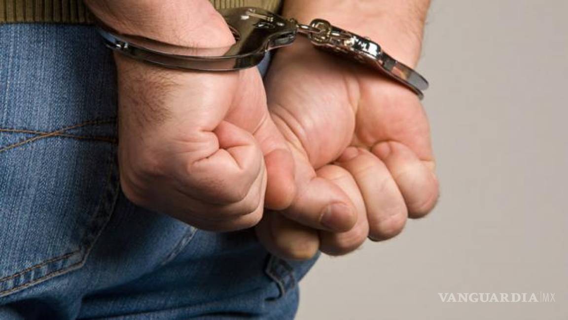 Sentencian a pasajero a dos meses de cárcel por intimidar a azafatas en EU