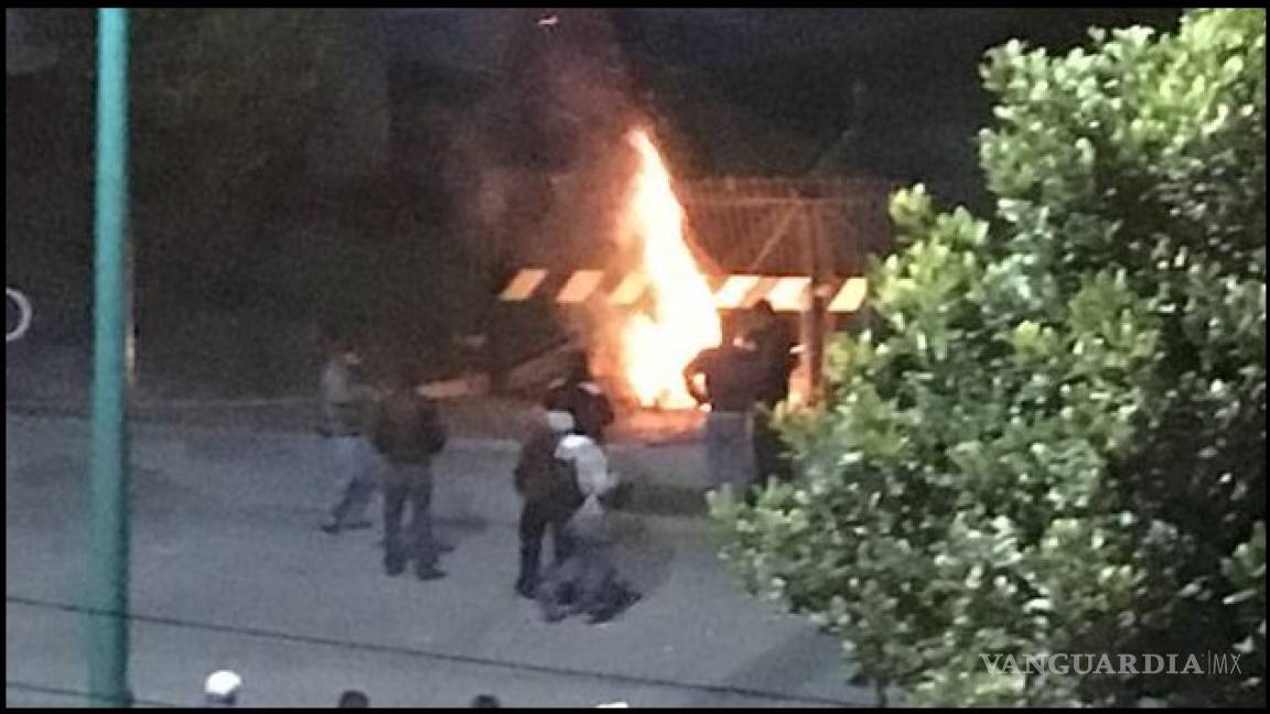 Habitantes del municipio de Soledad Atzompa realizan quemas frente a Secretaría de Finanzas Veracruz