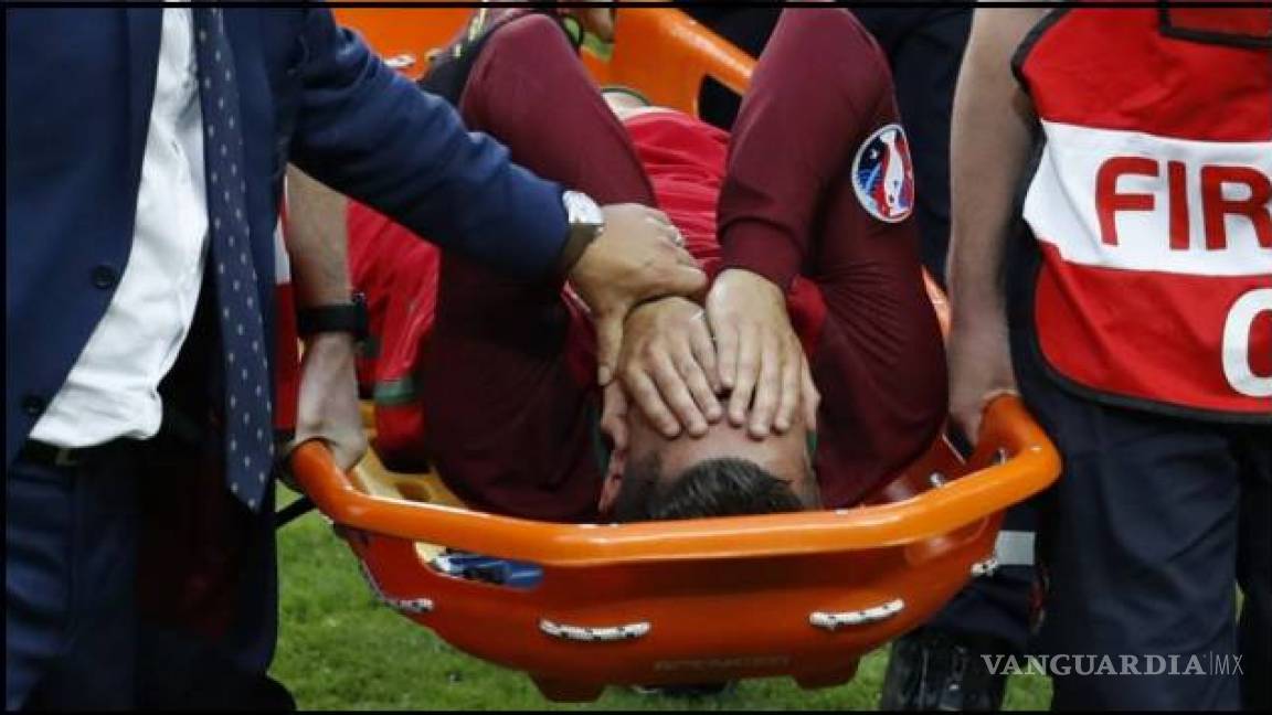 Cristiano llora desconsolado por salir lesionado de la final de la Eurocopa
