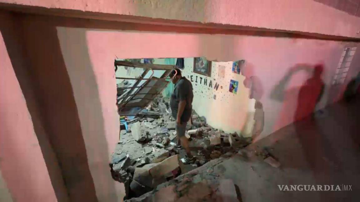 $!Elementos de Tránsito Municipal acudieron de inmediato para asegurar la zona y coordinar las maniobras tras el impacto que dañó parte de la estructura de la casa.