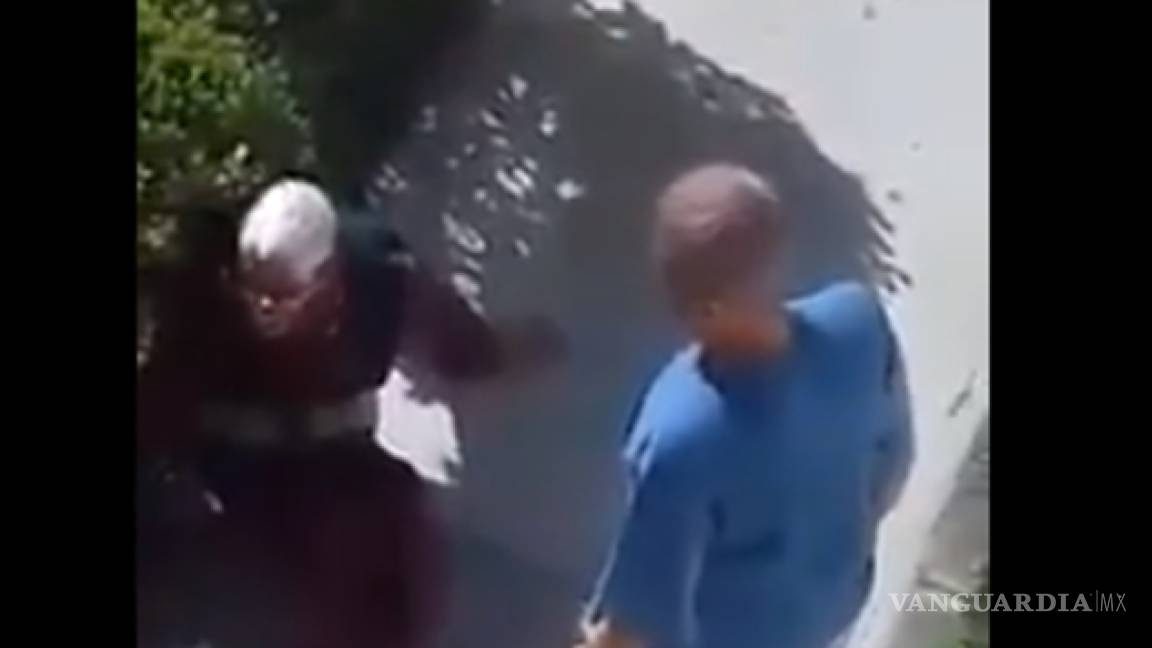 Mujer de 94 años es golpeada por su propia hija (VIDEO)