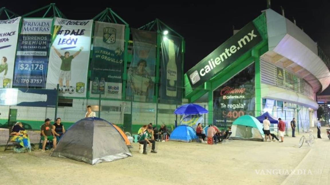 Aficionados duermen a las afueras del Estadio del León por boletos para la final