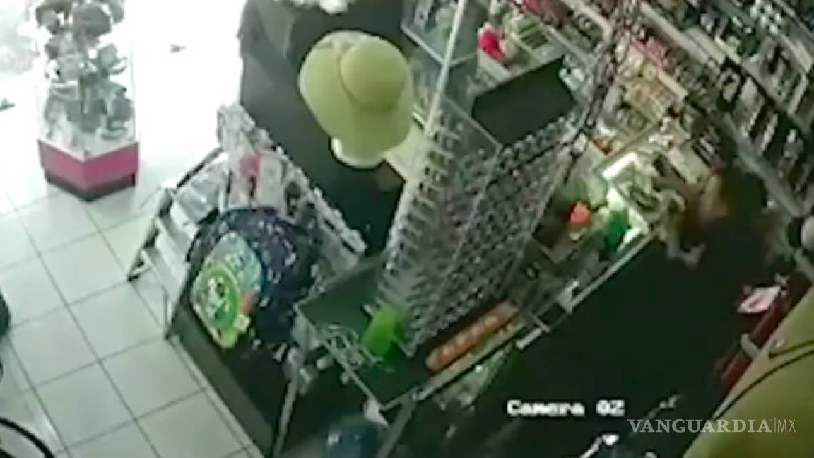 En la Ciudad de México una mujer ataca a tubazos a una vendedora de un local