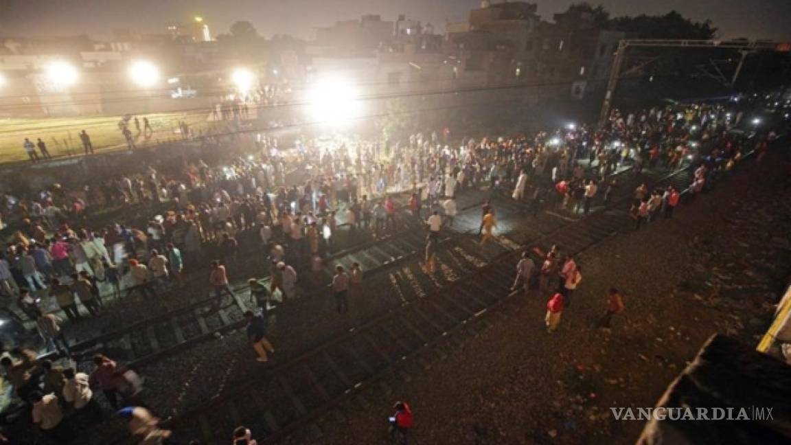 Tren arrolla a multitud en la India; reportan al menos 50 muertos