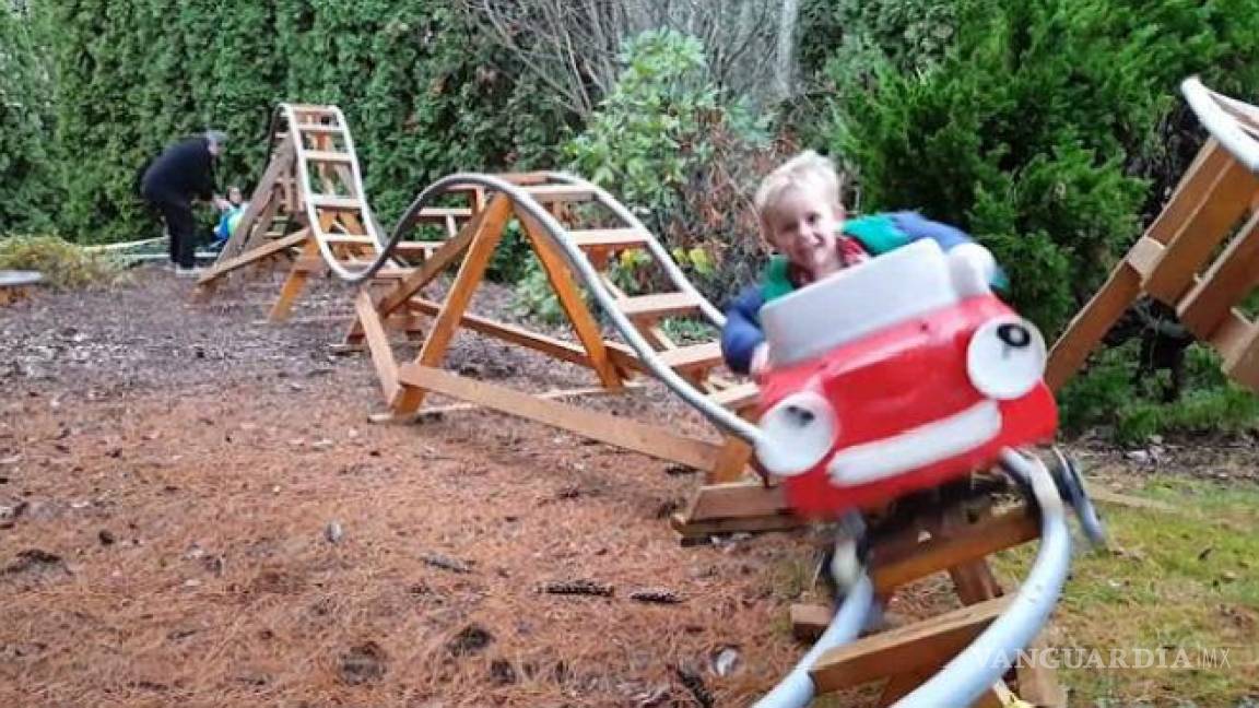 Abuelo construye montaña rusa para sus nietos en el patio de su casa