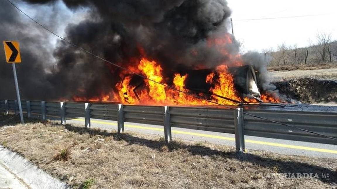 Pipa vuelca y se quema en la Carretera Nacional en NL