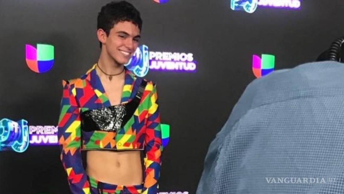 Joaquin Bondoni rompe estereotipos con crop top colorido en Premios Juventud 2019